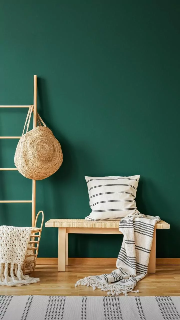 Use striped patterns to change the decor game