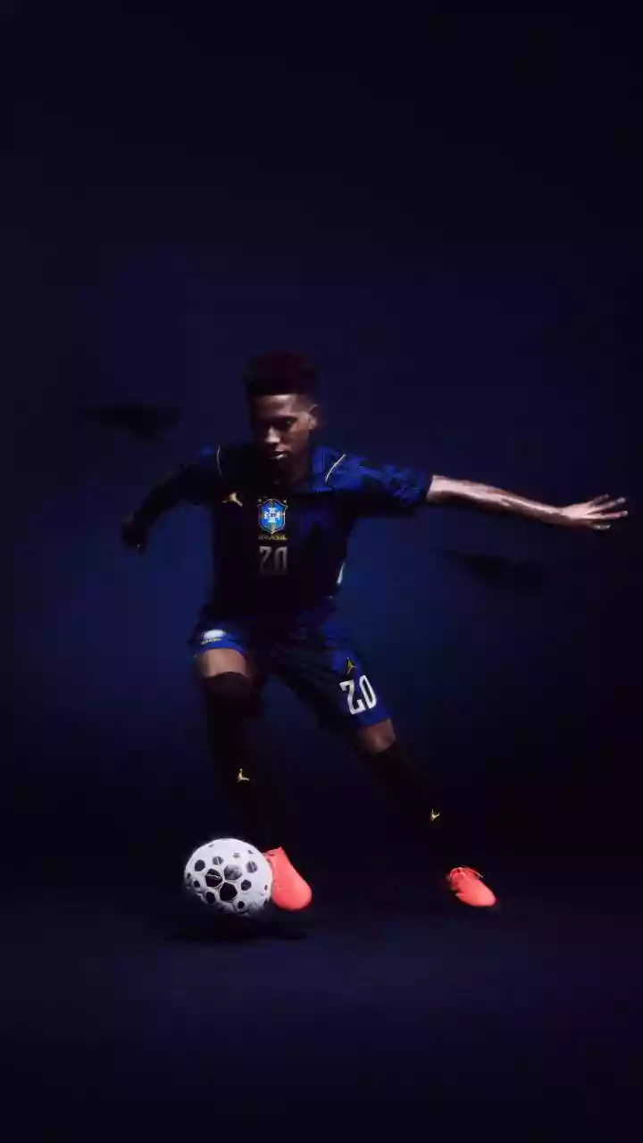 Azul e preto na torcida: 5 looks inspirados na nova camisa do Brasil para arrasar