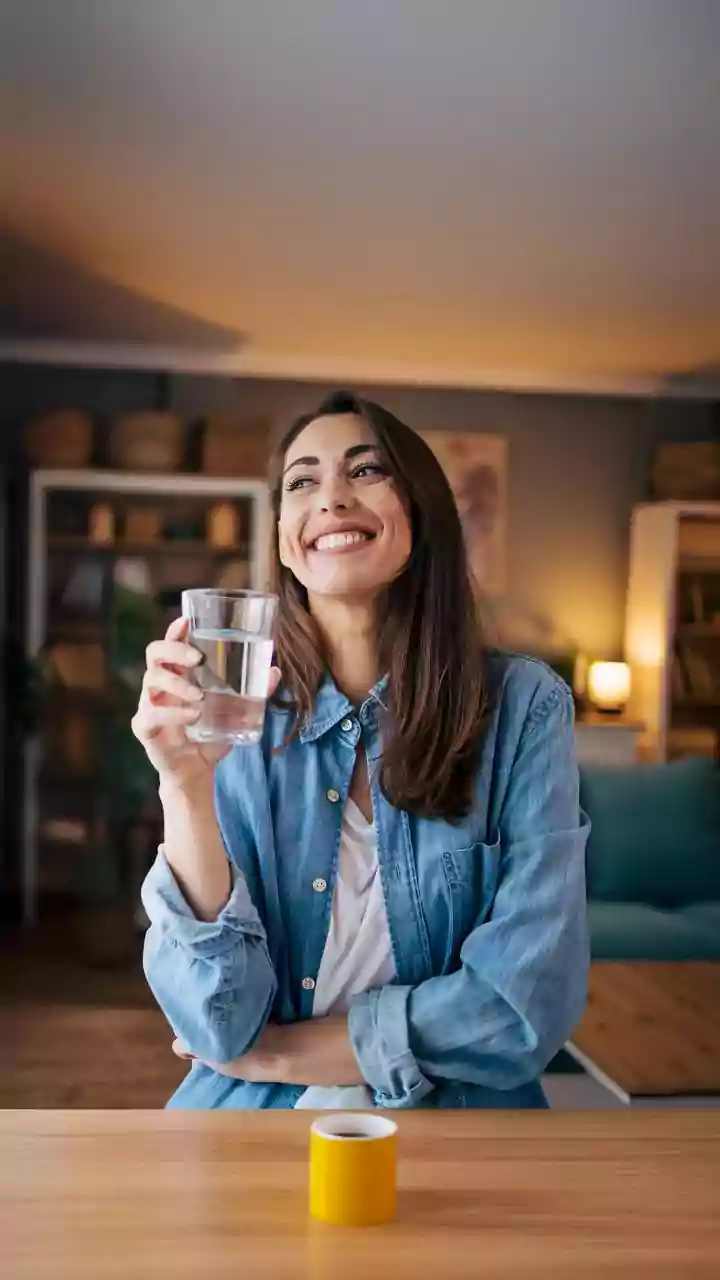 Your Glass-Holding Style: A Fun Personality Peek Revealed!