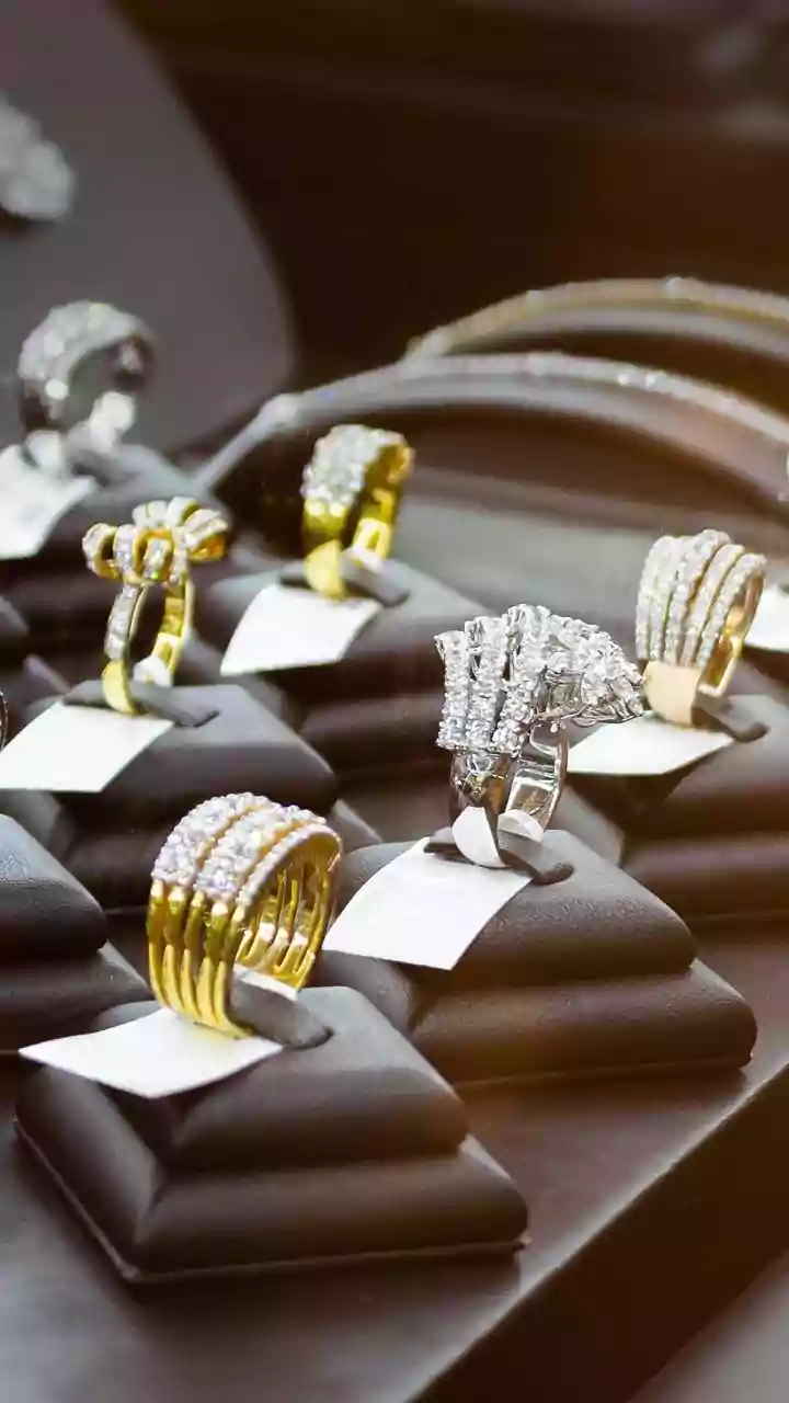 Thieves Storm Into Showroom, Make Off With Jewellery Worth Rs 4.5 Crore Within 10 Mins | Video