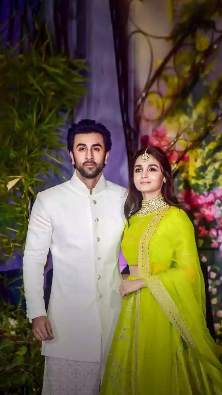 Ranbir Kapoor flaunts new look as he jets off with Alia Bhatt for vacation