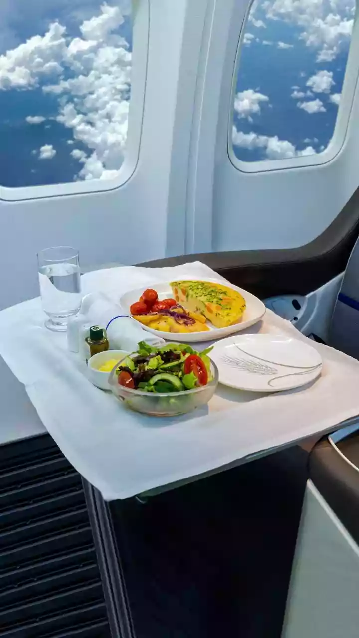 Navigating Airline Etiquette: Smart Snacking for a Pleasant Flight