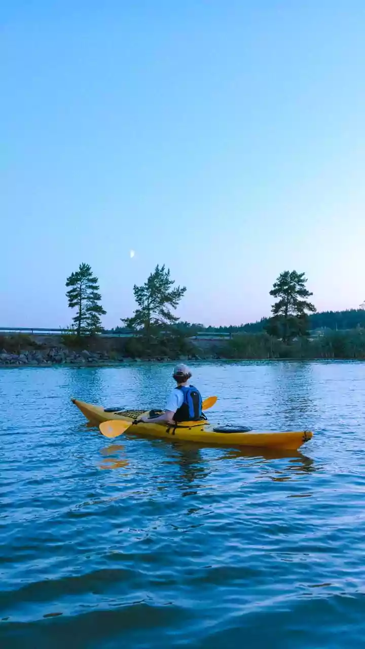 How Kayaking And Paddleboarding Differ In Core Stability On A Floating Board