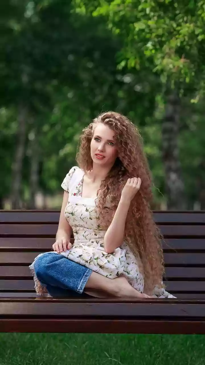 Frizzy Hair Every Monsoon? Here's Why