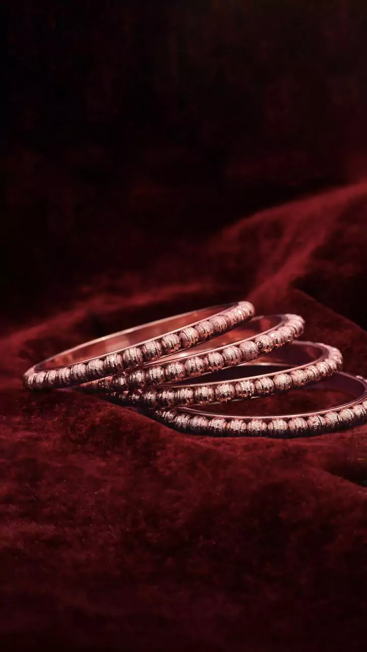 'Best thing on internet today': Woman gifts bangle to stranger