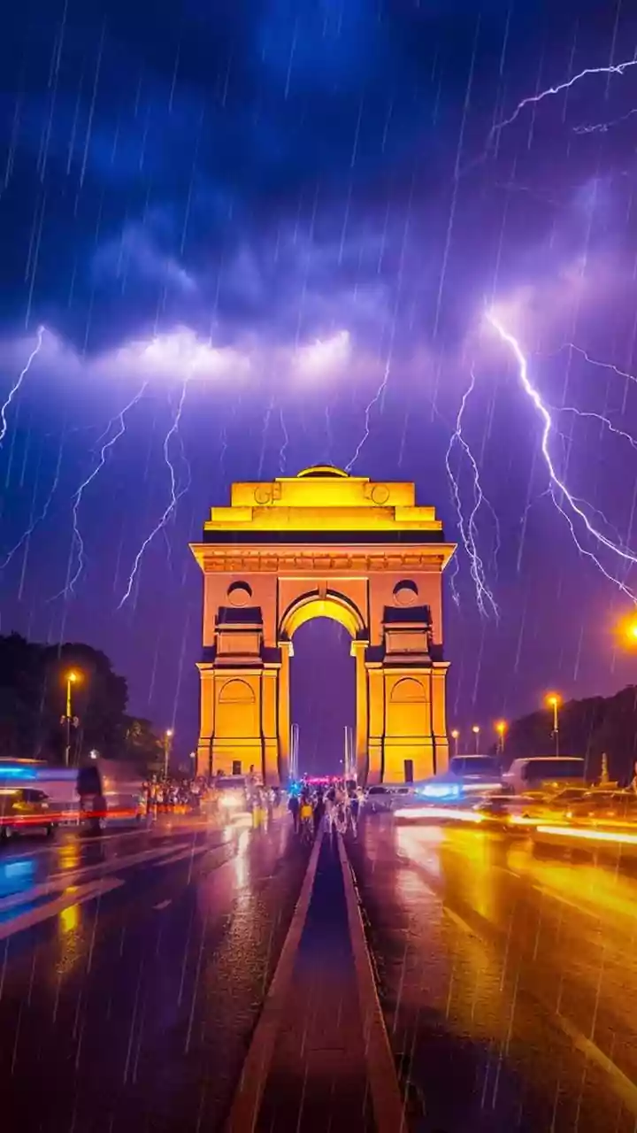 Rain and Thunderstorm Lashes Delhi-NCR, Brings Relief From Scorching Heat