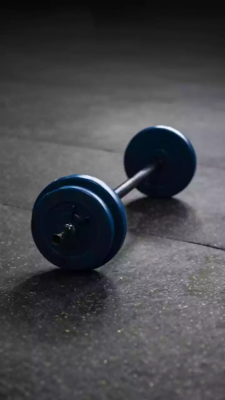 Treinar descalço na musculação funciona? Veja vantagens e riscos