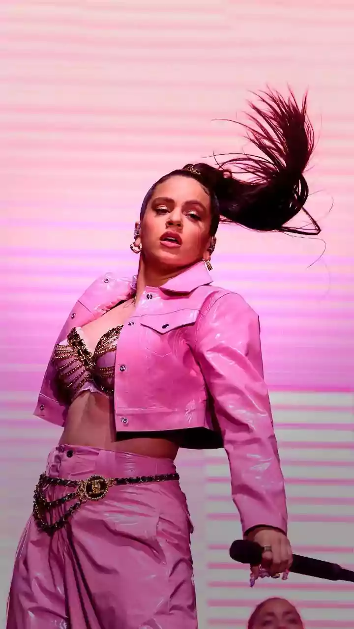 Rosalía reinventa o balletcore com look ousado em Nova York