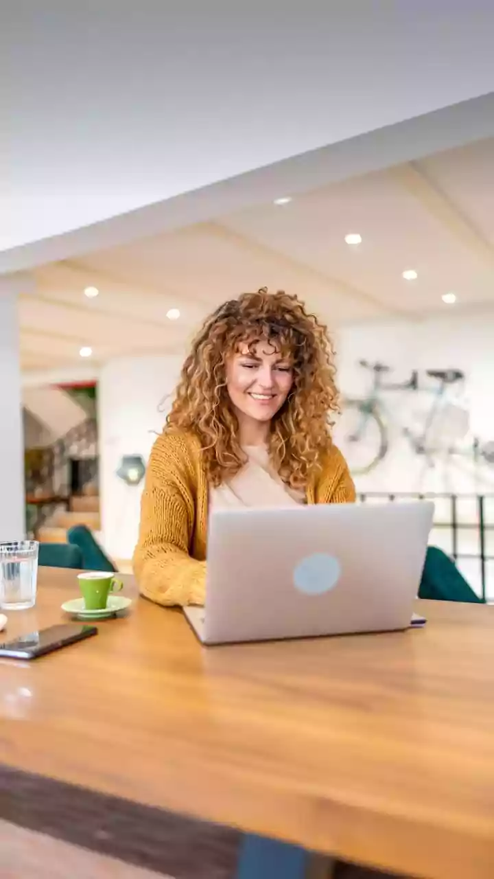 The Subtle Flex: How Senior Freelancers Use 'Quiet Luxury' LinkedIn Profiles Successfully