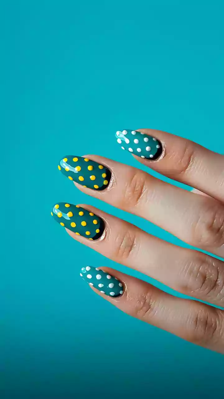 A nail art do momento: 18 ideias de unhas com bolinhas para você se inspirar