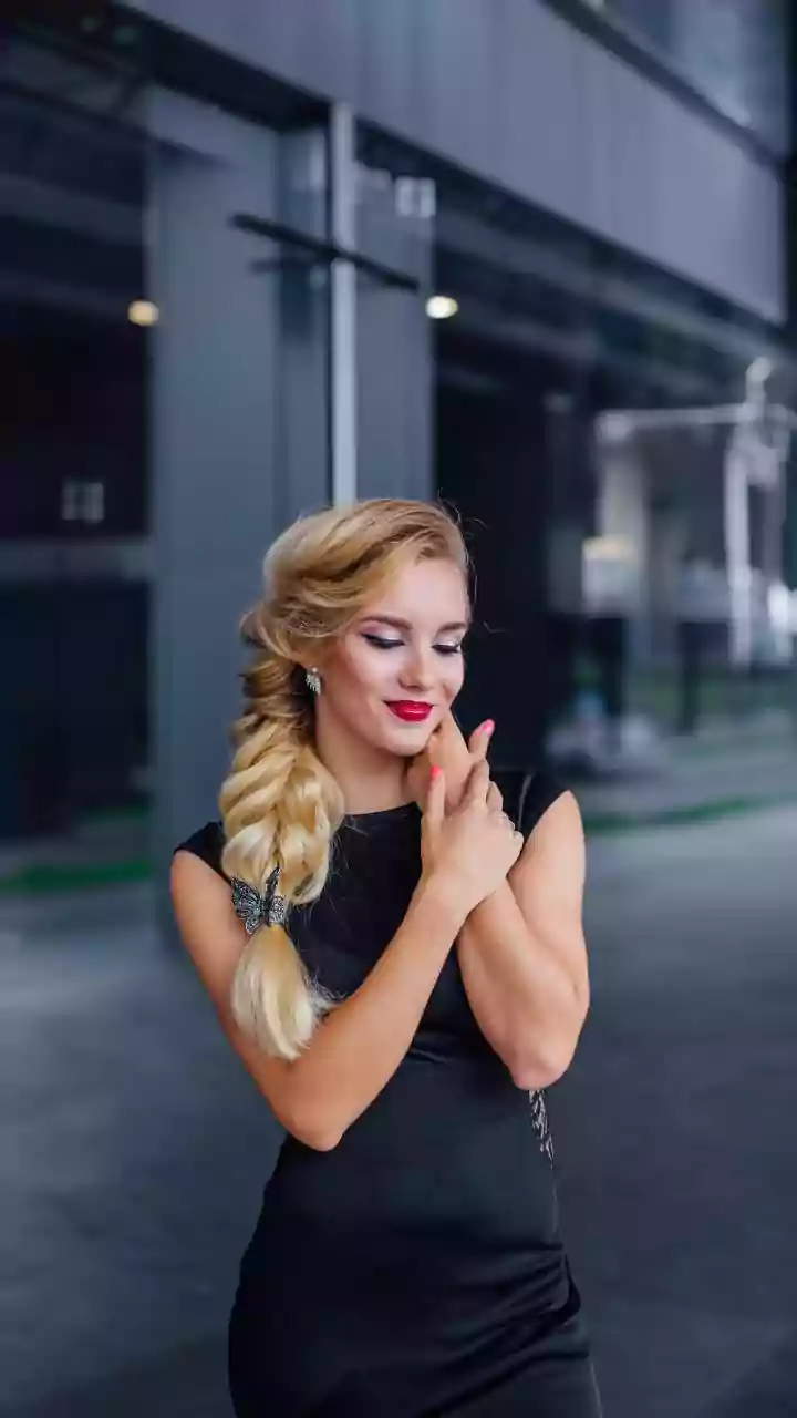 Modern Humidity Hairstyles Prioritise Hold Without Stiffness Prevents Braids, Buns And Textured Ponytails Can Handle Damp Weather Better From Becom...