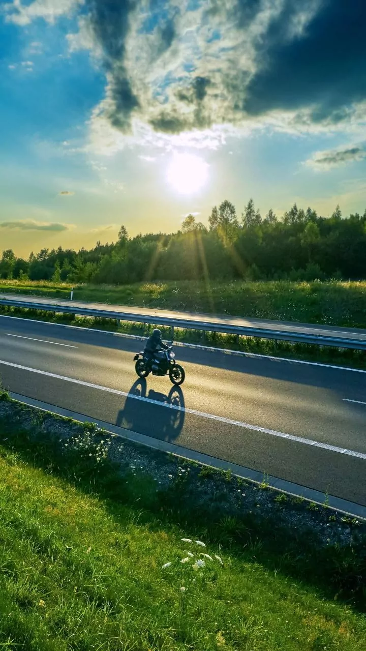 Solo Dutch Traveler's Indian Highway Ordeal: Flat Tire Met by Unexpected Kindness