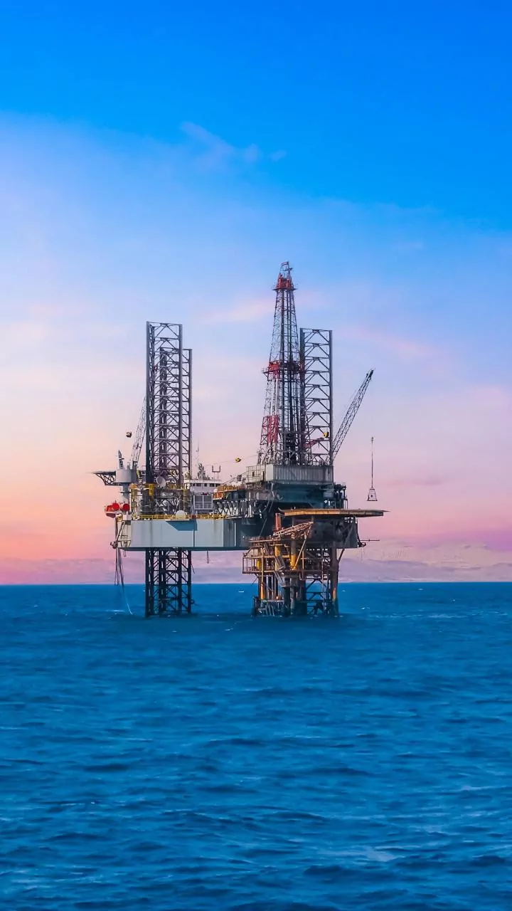 Oil Producers Increase September Supply as Currency Risk Remains