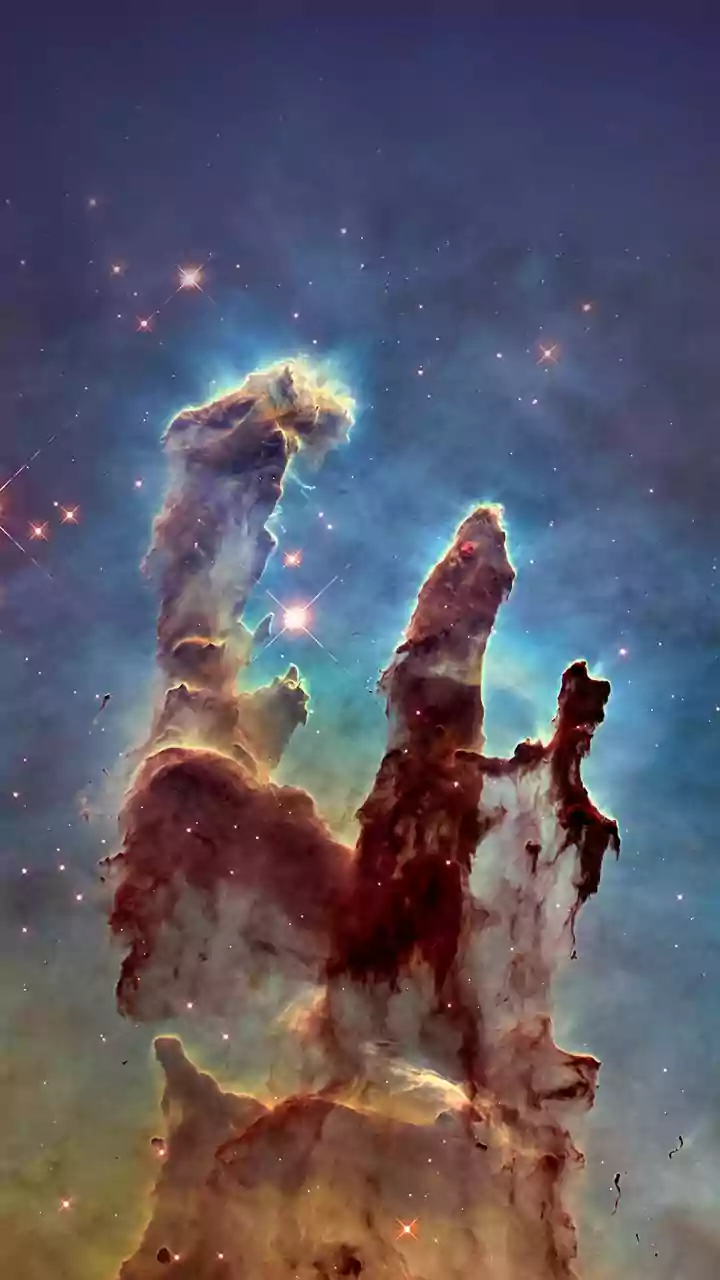 Comet SWAN photobombs the 'Pillars of Creation' in epic space snapshot