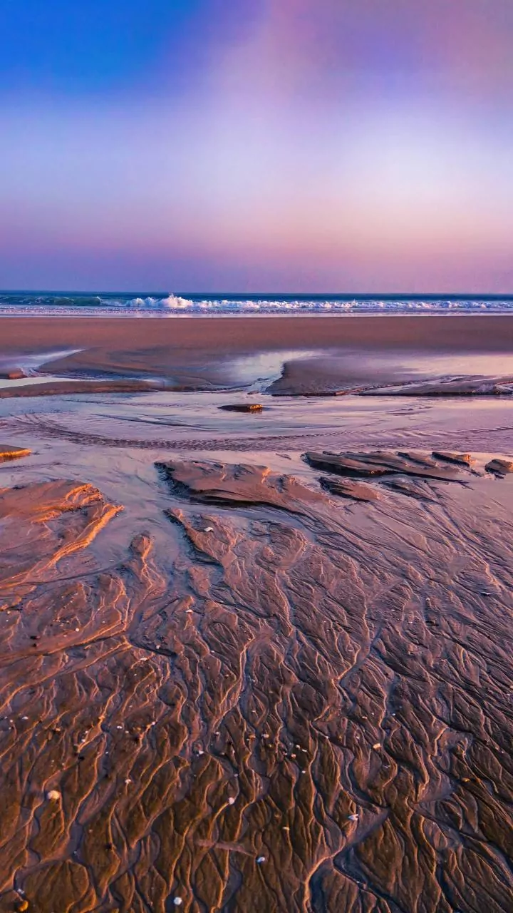 Lake Erie's Icy Embrace: How Freezing Waves Paint a Winter Wonderland