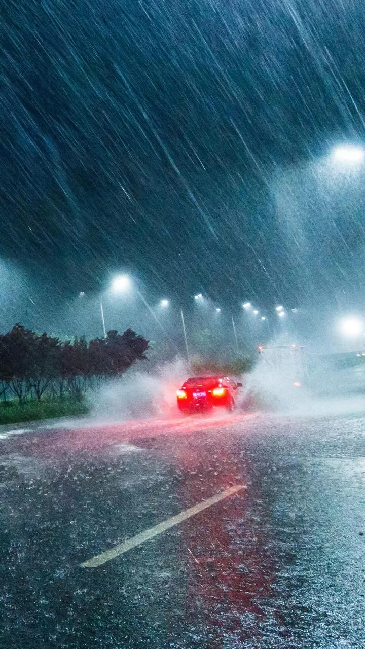 IMD issues red and orange alerts for heavy rain in 7 states over the next two days.