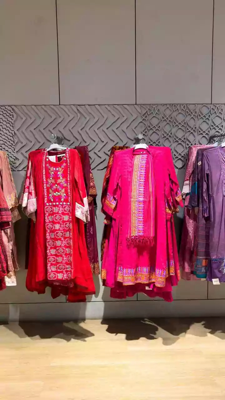 The Style Idea Behind India's Current Handloom Revival: Traditional Fabrics For Current Wardrobes