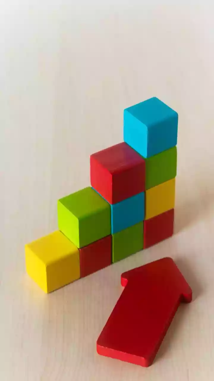 Less Hierarchy Can Increase Responsibility for Transparent Decisions