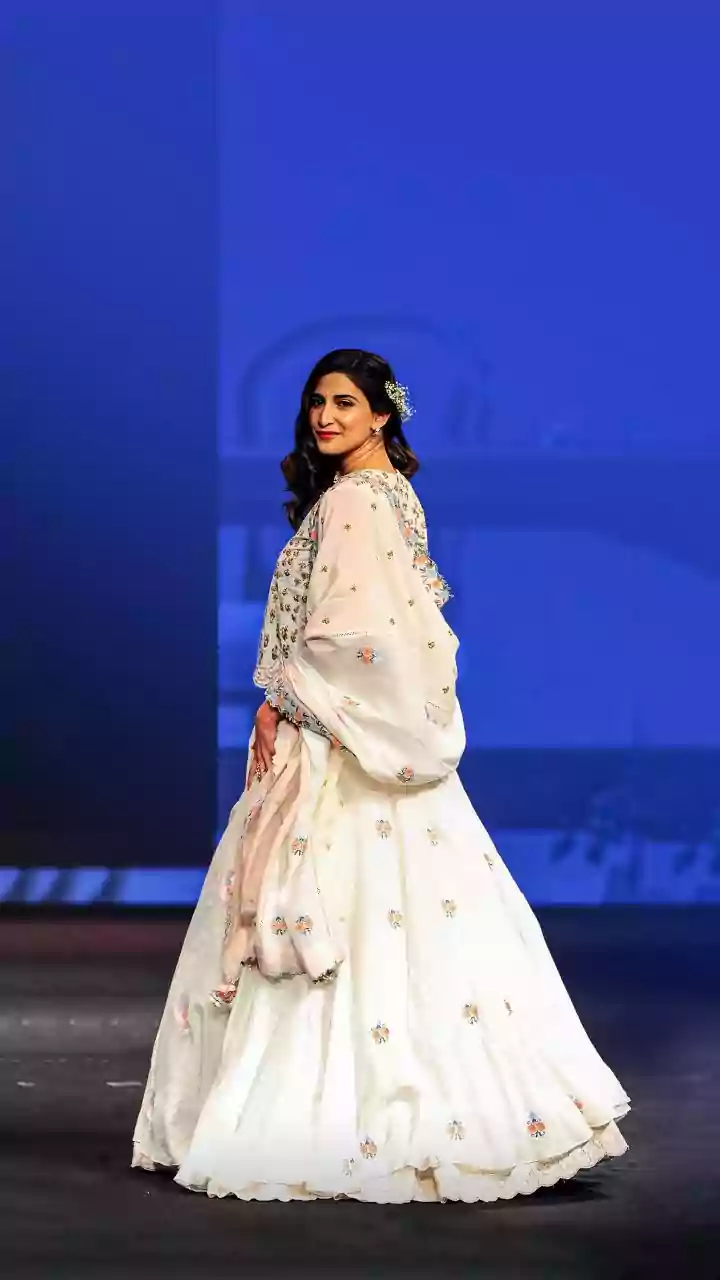 Gurugram Couple Braves Cold Winter Morning & Smog To Watch Dhurandhar At 6 AM, Actress Aahana Kumra Reacts