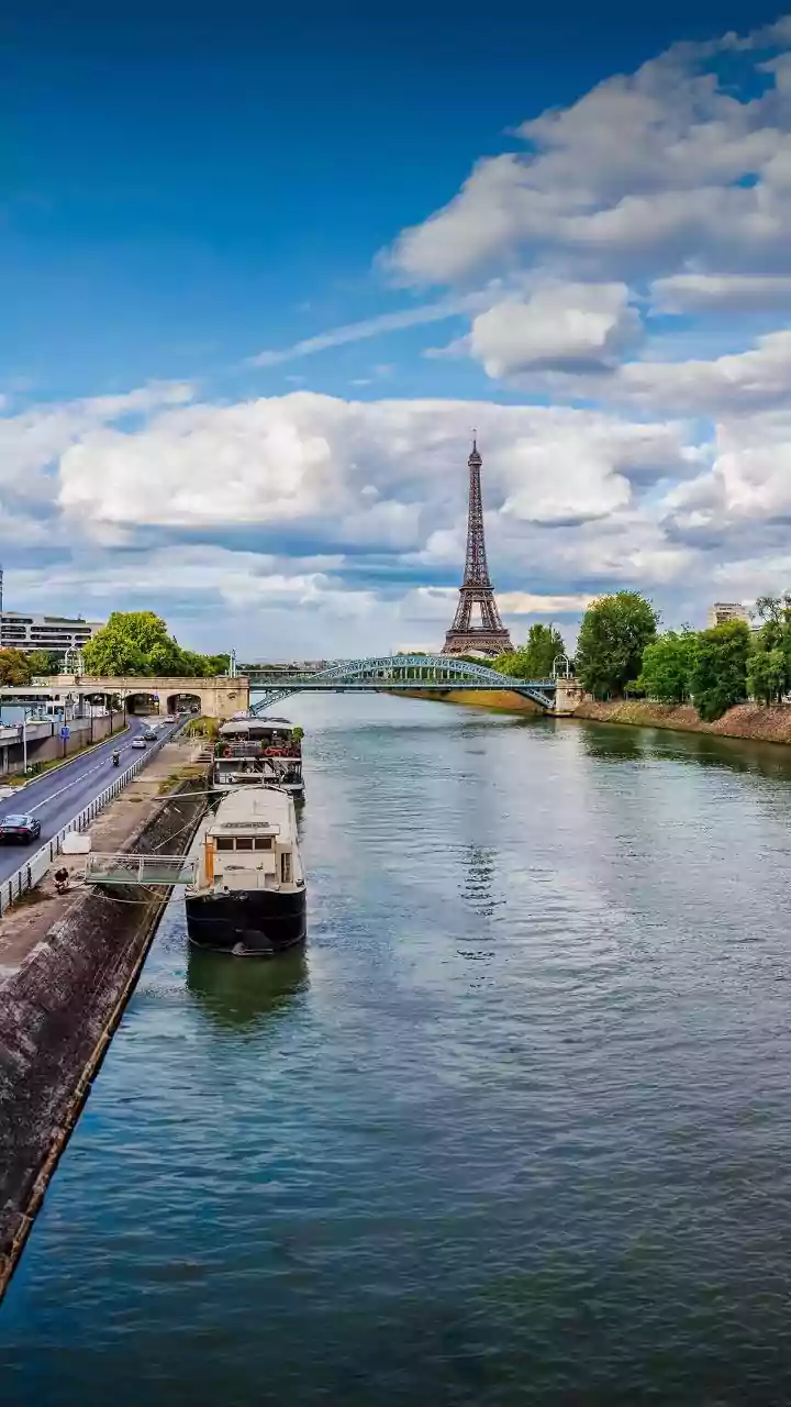 Ônibus com passageiros cai no rio Sena perto de Paris