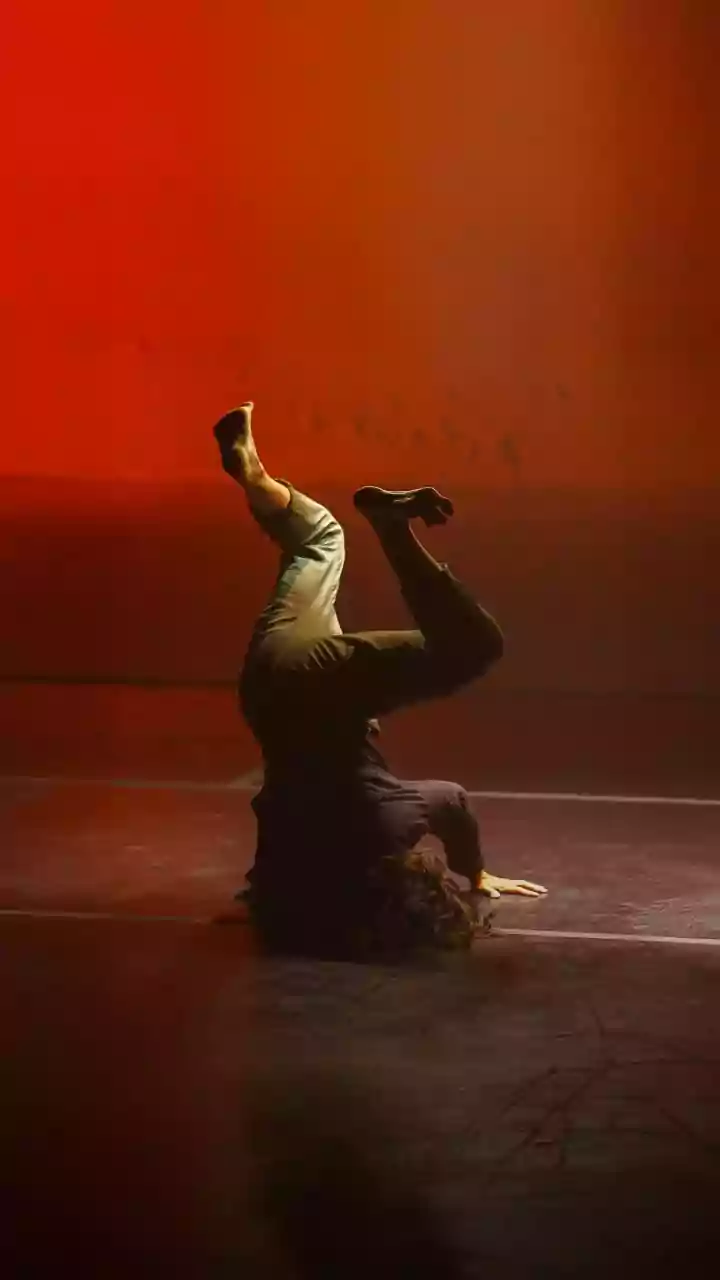 Bailarino Henrique Lima cria técnica própria em diálogo constante com o chão