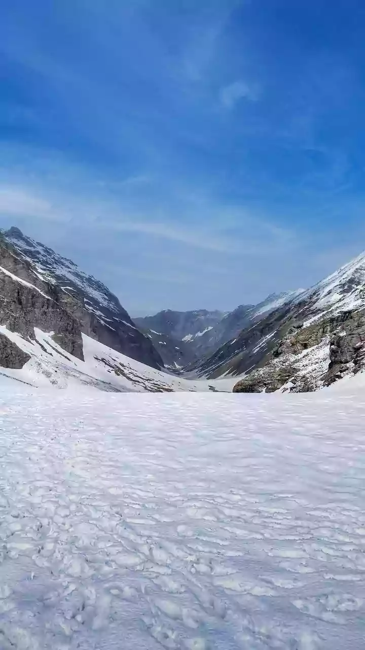 Avalanche Strikes Sonamarg Amid Heavy Snow, Leaving Resorts and Homes Under Debris - Video