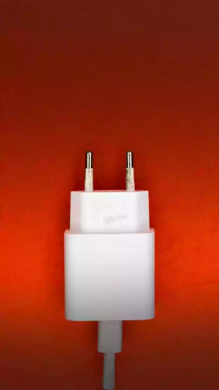 O que se conecta primeiro: o cabo ao celular ou o cabo à tomada?