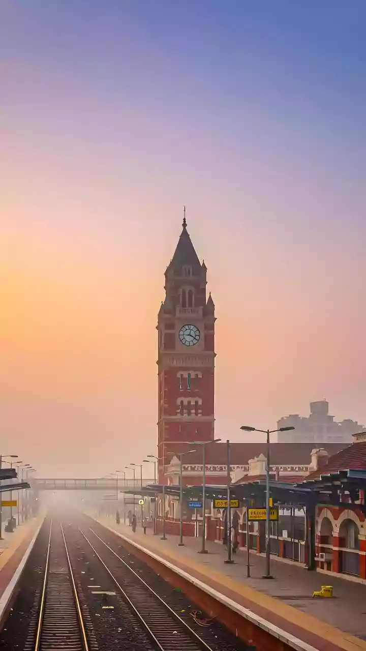 Delhi AQI Remains ‘Very Poor’ as Dense Fog Reduces Visibility; Check Flight Status and AQI in Your Area