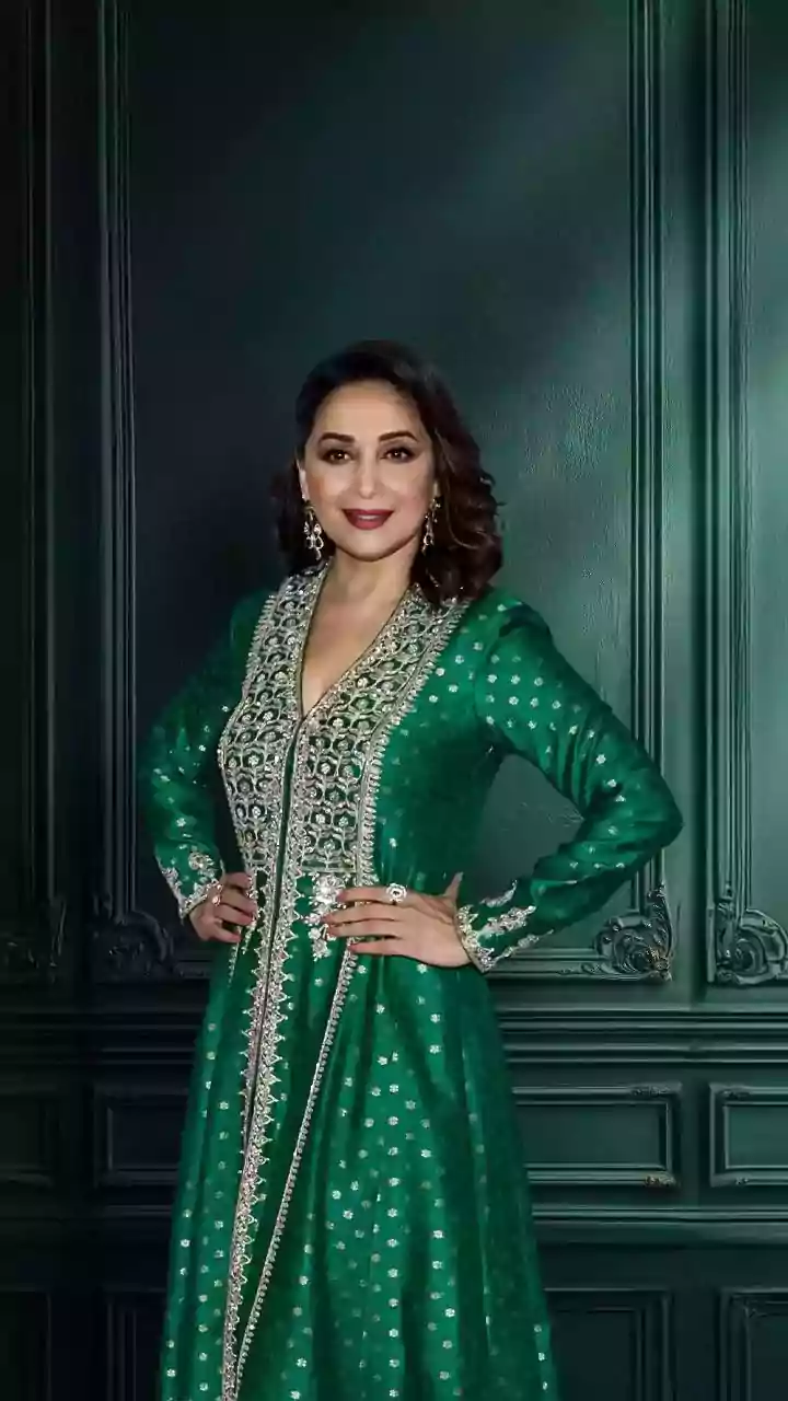 माधुरी दीक्षित का बनारसी खादी सिल्क: फैशन का नया ट्रेंड!