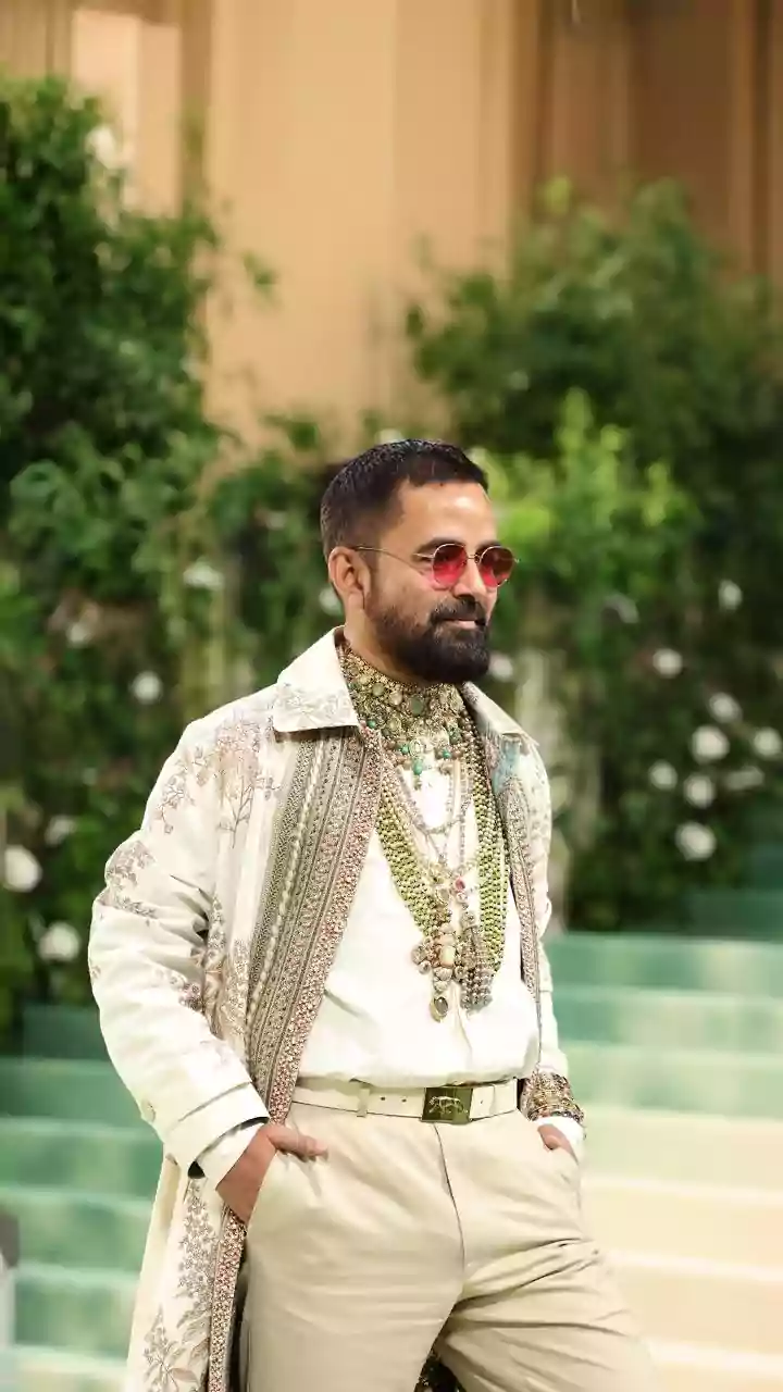 Indian Designer Sabyasachi's Outfit At High-Profile Pakistani Wedding Goes Viral; Nawaz Sharif's Granddaughter-In-Law's Choice Of Lehenga Sparks De...