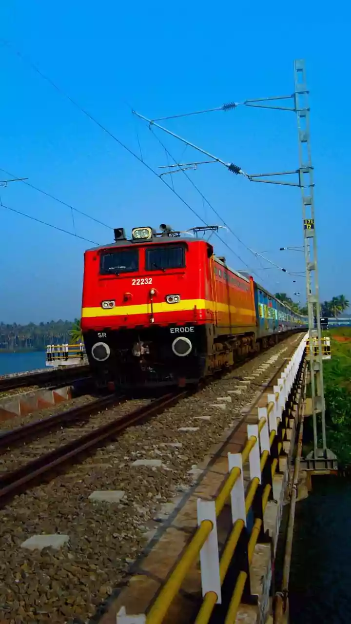 Mumbai Local Train Update: Western Railway Services Disrupted, Leaving Commuters Stranded; Daily Travel Turns Into Ordeal Amid Trip Cancellations