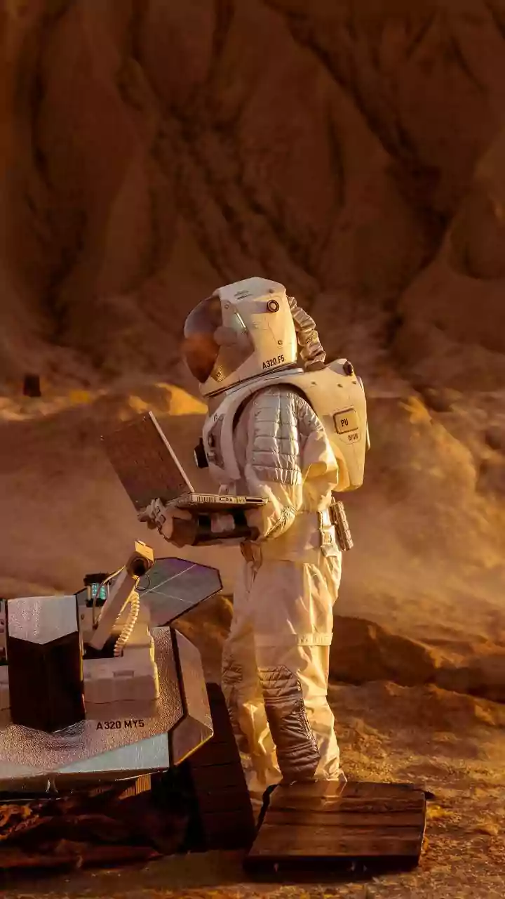 Global Escapes, Martian Mysteries & AI Companions: Your Weekend Digest