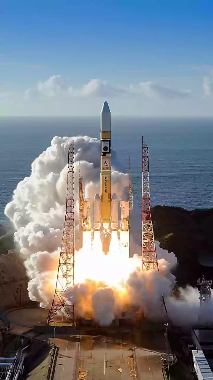 Japan launches spacecraft to bring back soil from Mars' moon