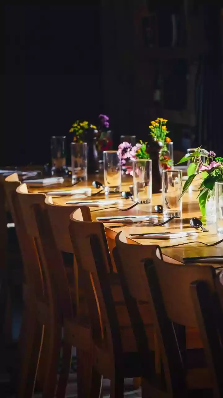 Unplugged Dining: Restaurants Reclaim Real Connections From Your Phone