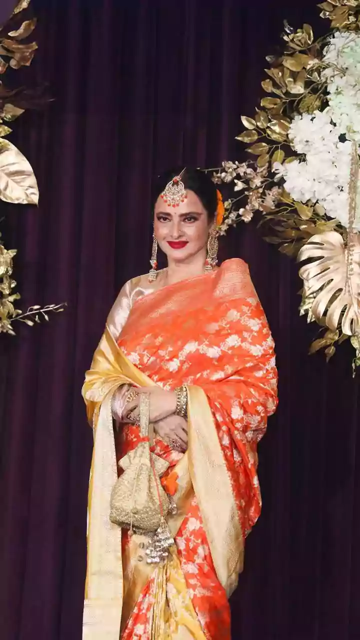 How A Classic Red Lip Can Refresh A Familiar Durga Puja Outfit