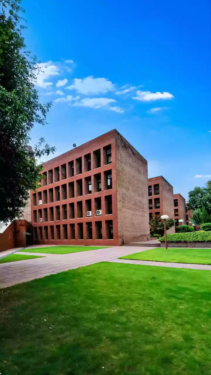 Government 6.5% stake in LIC draws ₹36,400cr bids day 1