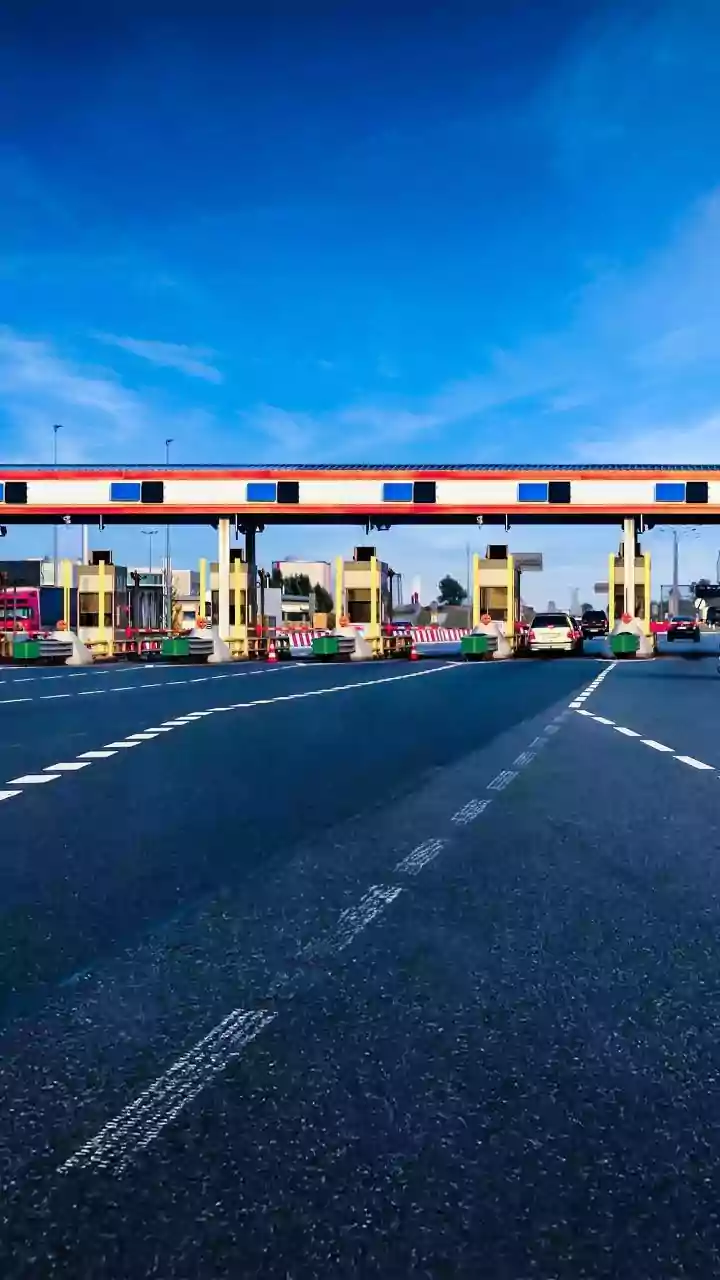IEC 2025: No More Toll Queues? Nitin Gadkari Promises Zero Waiting Time at Highway Plazas by December