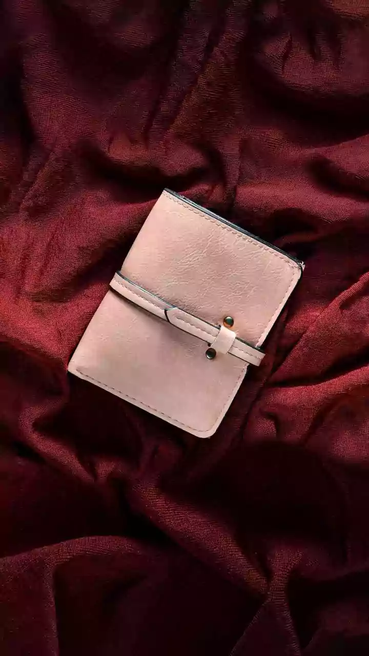 Chic Carryalls: Discover Elegant Women's Wallets for Every Style on Amazon