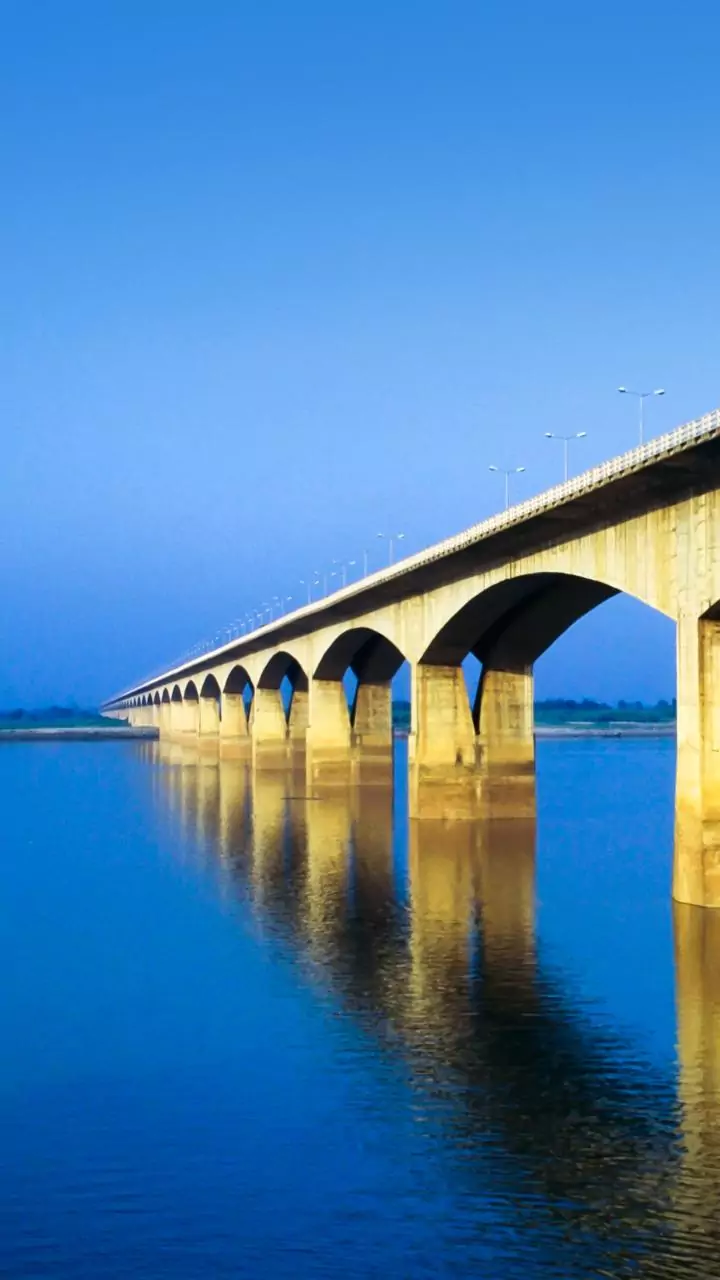 J-K LG Sinha inaugurates redeveloped Amira Kadal pedestrian bridge in Srinagar