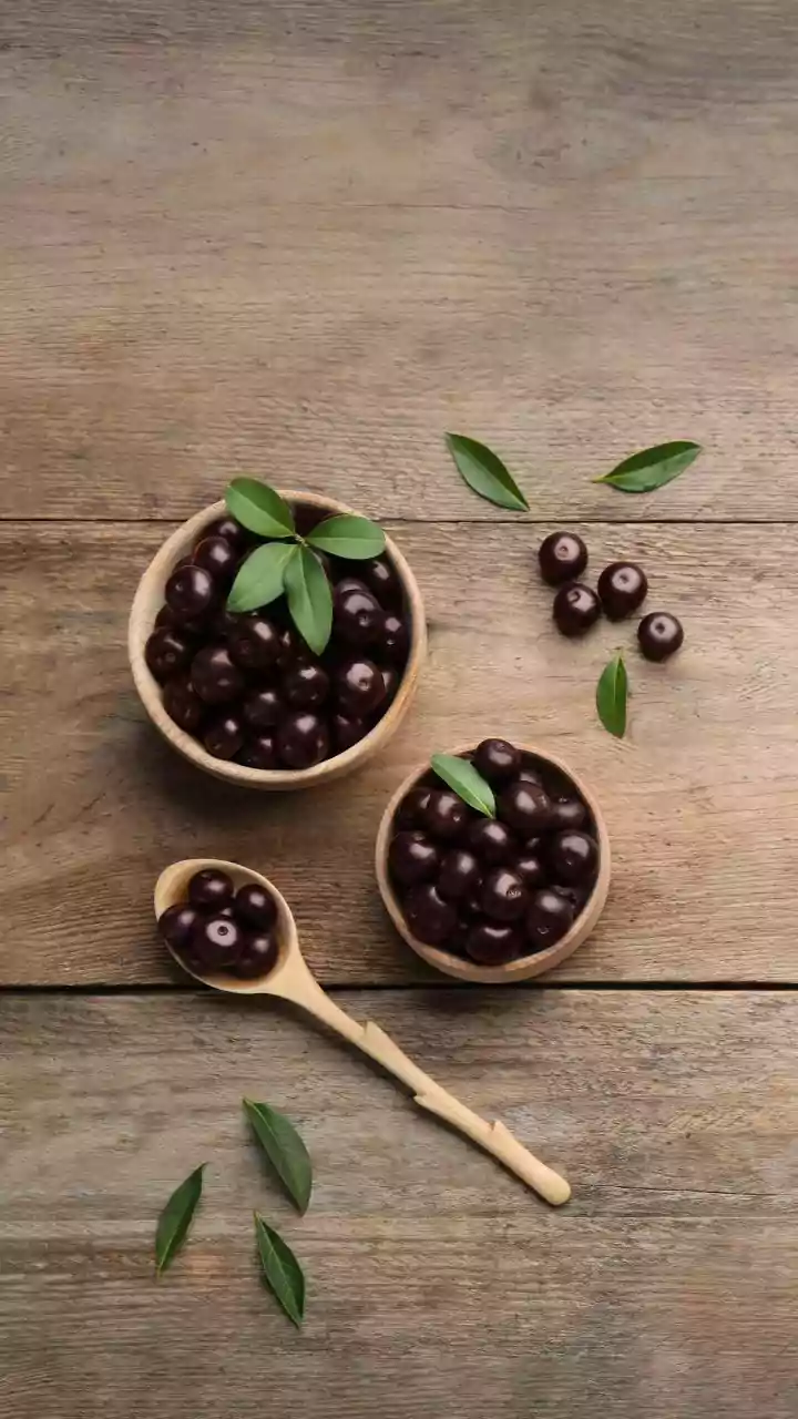A fruta silvestre que tem cor de carvão e sabor de amora com chocolate