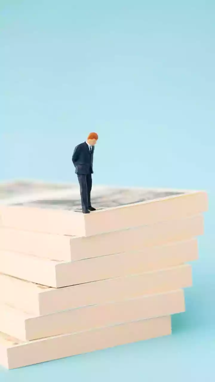Why Young Earners Put Short Term Emergency Money In FDs And Long Term Reserves In Funds