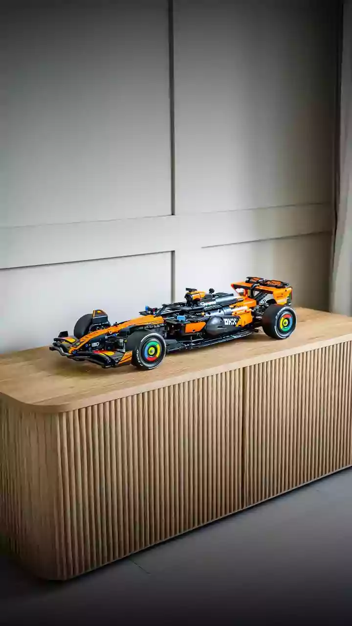 McLaren e LEGO lançam capacetes de Norris e Piastri para celebrar o 1000º GP de Fórmula 1 da equipe