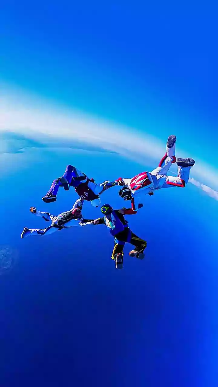 Skydiving v/s scuba diving: Which adventure sport is better?