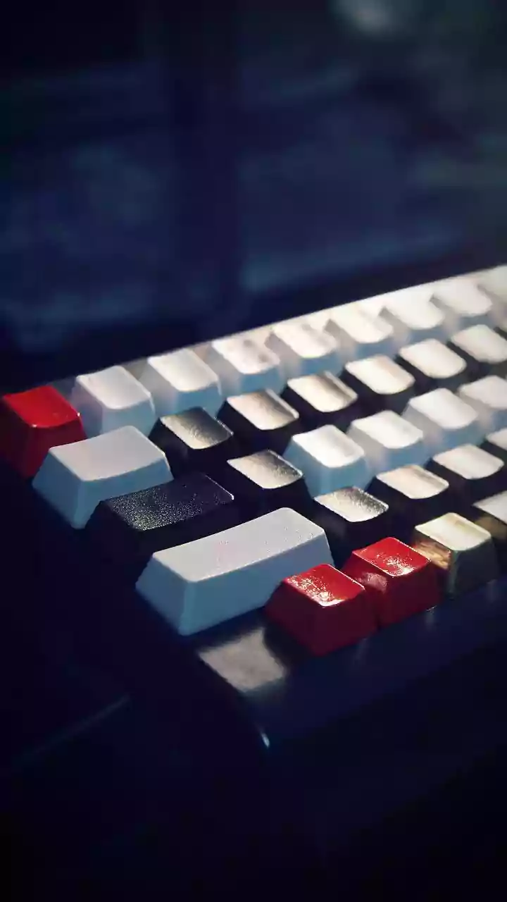 How Entry-Level Software Engineers Reduce Syntax Errors Through Interactive Synthetic Code Testing Feedback