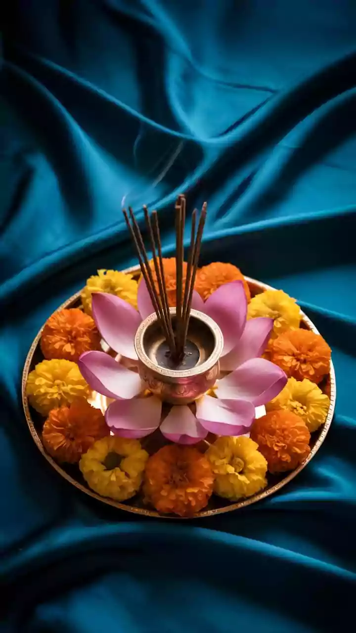 Eco-Conscious Youth Turn Upcycled Temple Marigolds Into Gorgeous Arrangements