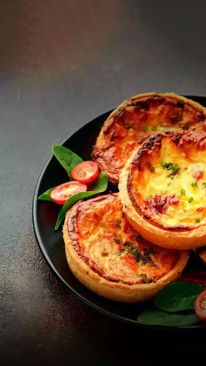 Mini quiche caprese com massa que derrete na boca é opção prática para o lanche