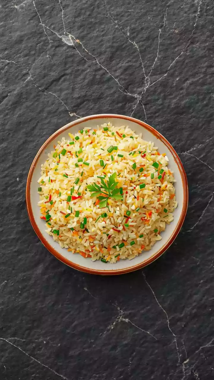 O melhor arroz frito não é feito com mais óleo, mas com 3 dentes de alho, cebolinha e molho shoyu