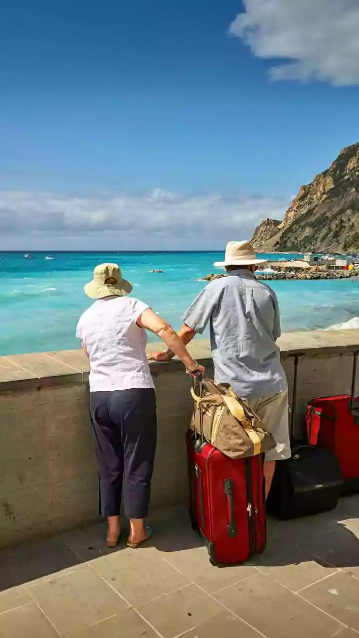 Elderly Travelers' Flight Essentials: 15 Comfort & Convenience Must-Haves