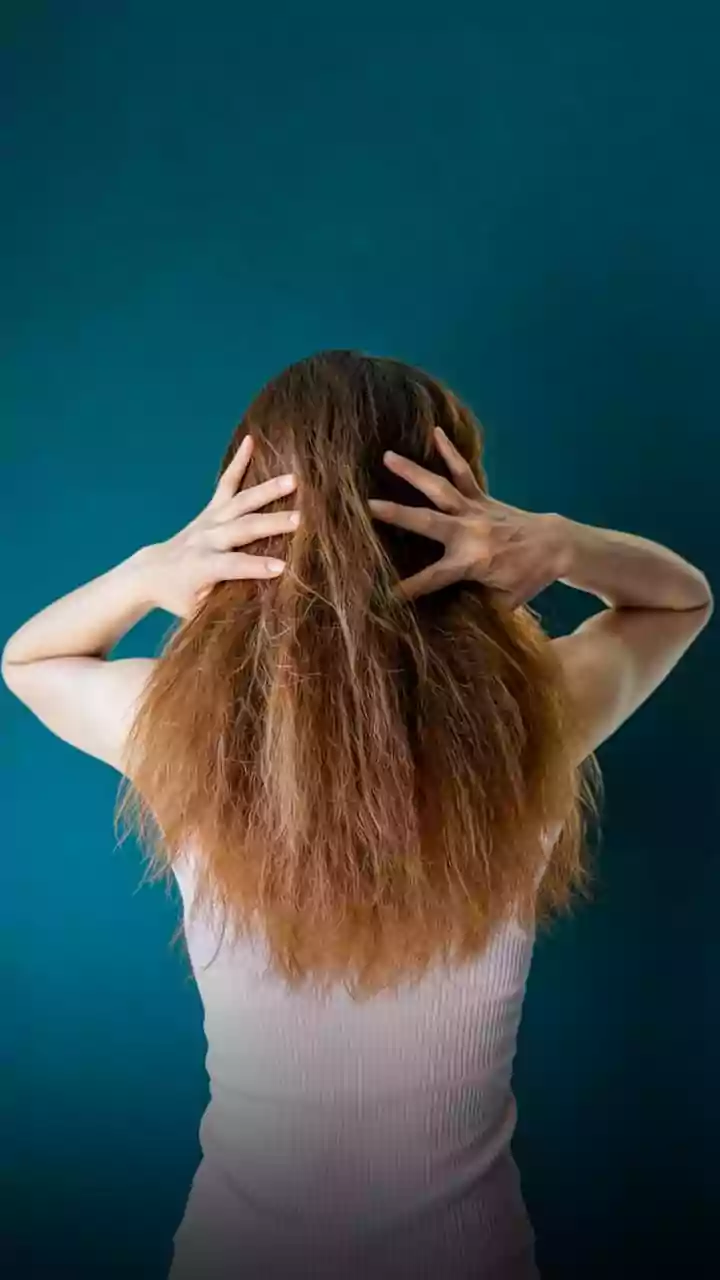 Cabelo seco e com frizz? Esse truque de salão com óleo muda tudo