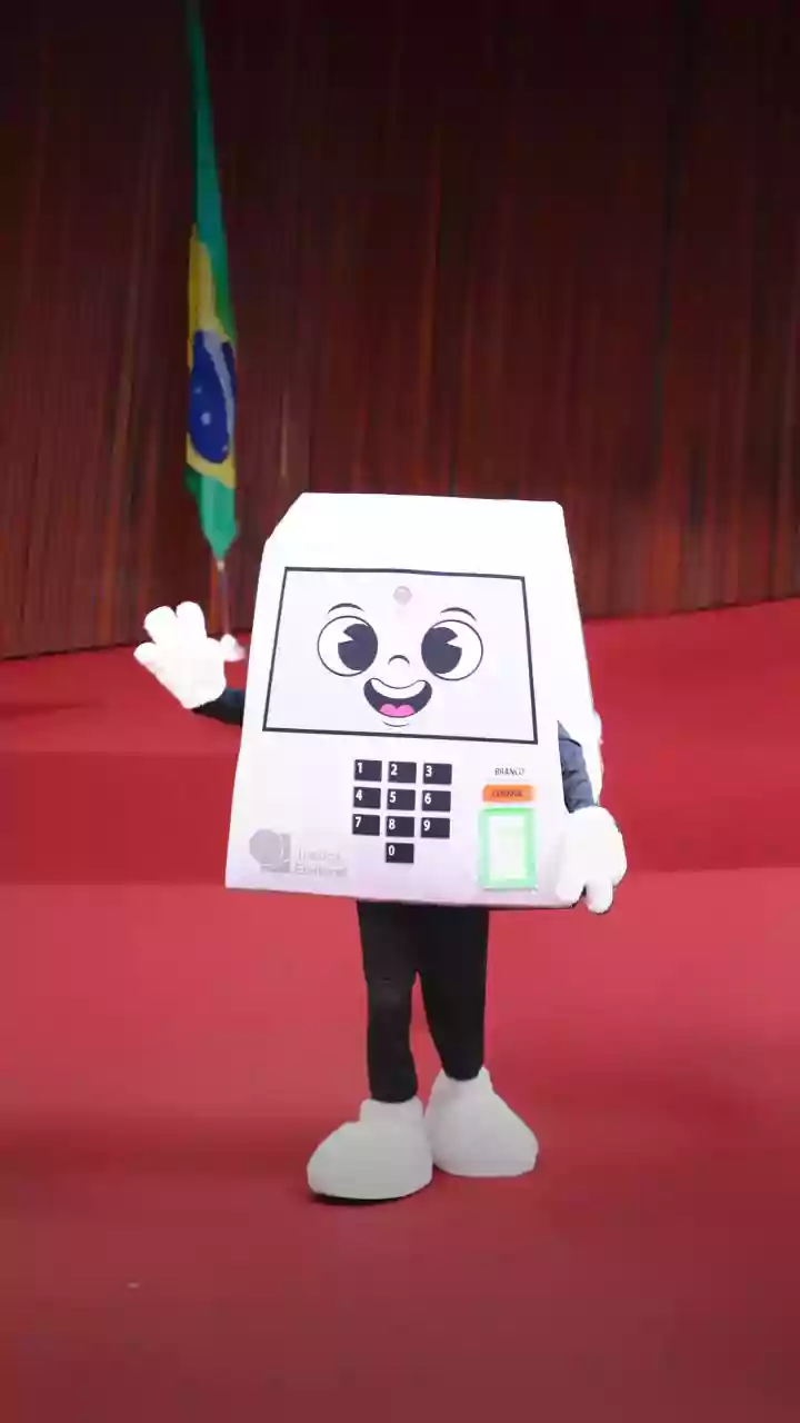 Conheça a Pilili, a nova mascote do TSE que representará a urna eletrônica nas eleições de 2026
